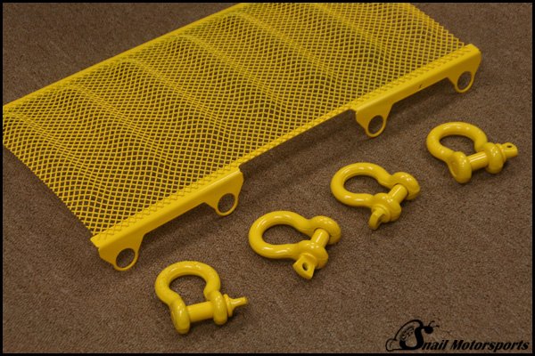 Front grille and D-Rings in yellow