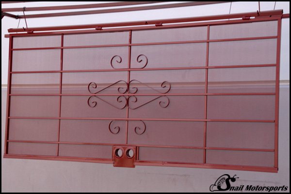 Security door with screen in RAL 3004